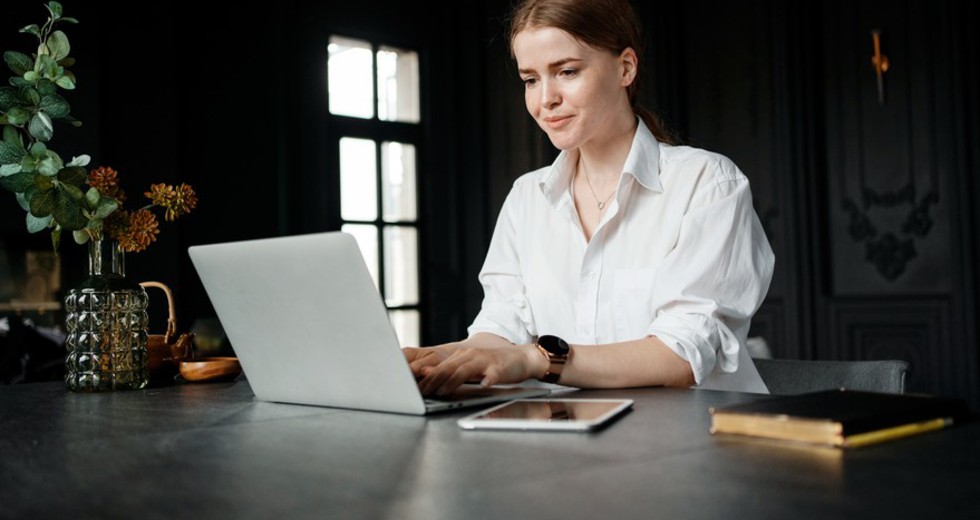 A freelancer works at home on a website and surfs in a search engine. The entrepreneur responds to clients by email. Female blogger online training on the Internet at home. (A freelancer works at home on a website and surfs in a search engine. The ent