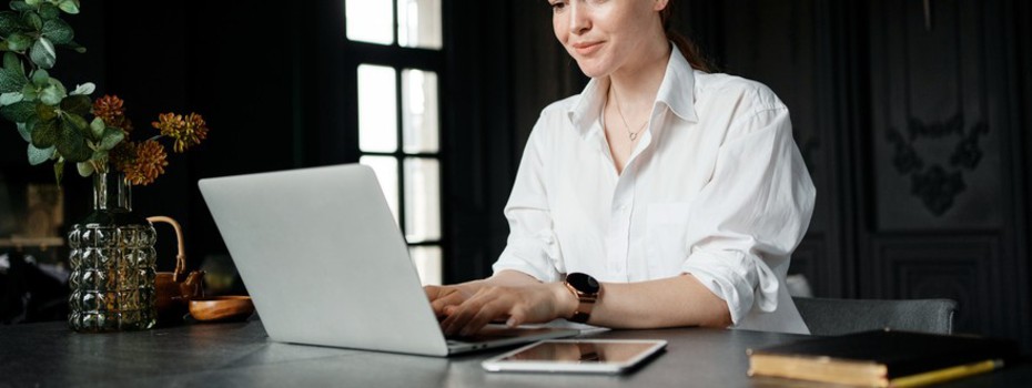A freelancer works at home on a website and surfs in a search engine. The entrepreneur responds to clients by email. Female blogger online training on the Internet at home. (A freelancer works at home on a website and surfs in a search engine. The ent